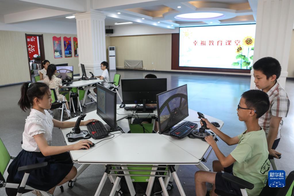 　2022年8月18日，孩子們?cè)谏蜿?yáng)市牡丹社區(qū)幸福教育課堂學(xué)習(xí)固定翼模擬飛行課程。新華社記者 王乙杰 攝