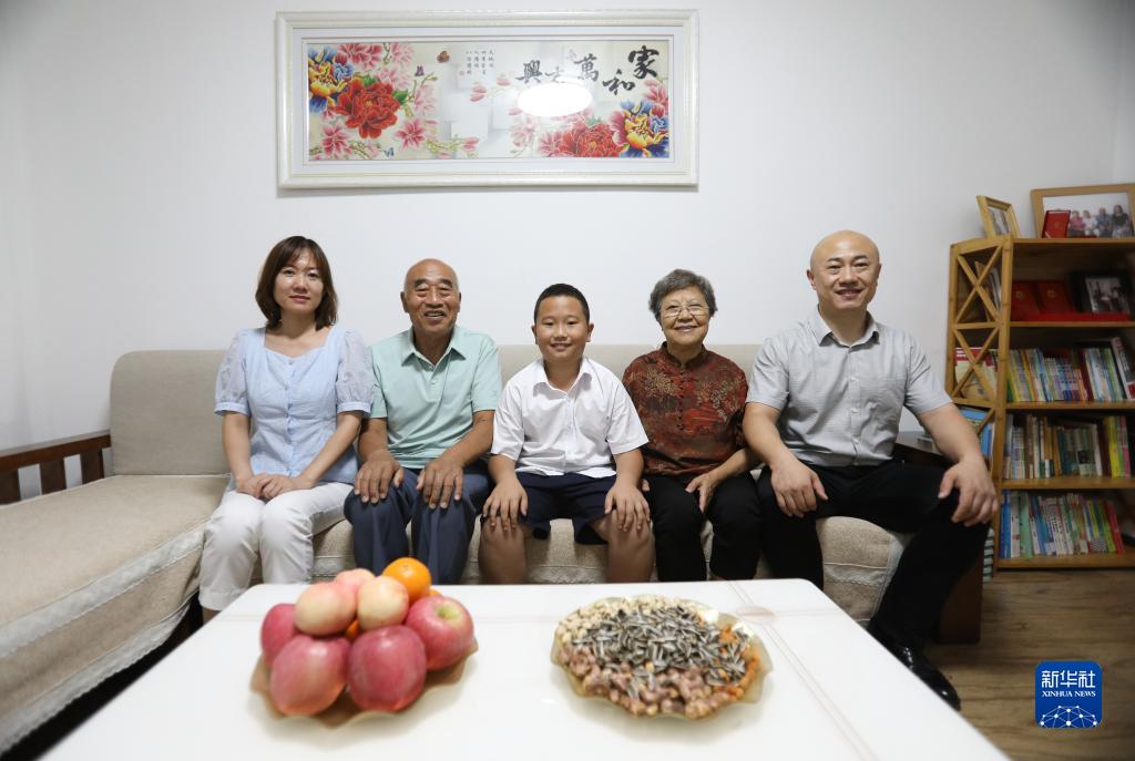 2022年8月17日，沈陽(yáng)市牡丹社區(qū)居民李水(左二)一家合影。新華社記者 王乙杰 攝