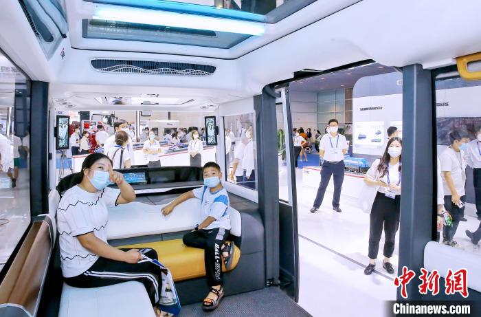 圖為中國(guó)中車(chē)展位展示的“無(wú)人駕駛小V”?！≠∮?攝