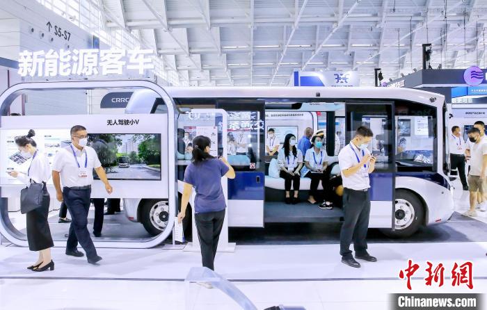 圖為中國(guó)中車(chē)展位展示的“無(wú)人駕駛小V”?！≠∮?攝