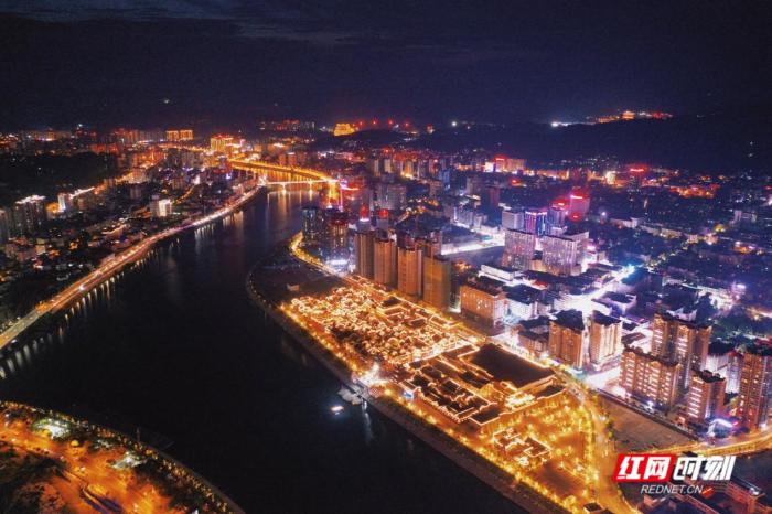 澧水兩岸，燈光璀璨。