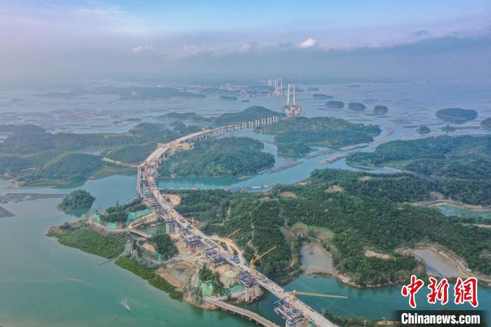 建設(shè)中的龍門大橋。　陳冠言 攝