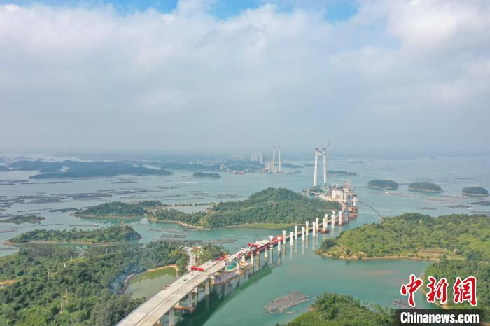 建設(shè)中的龍門大橋。　陳冠言 攝