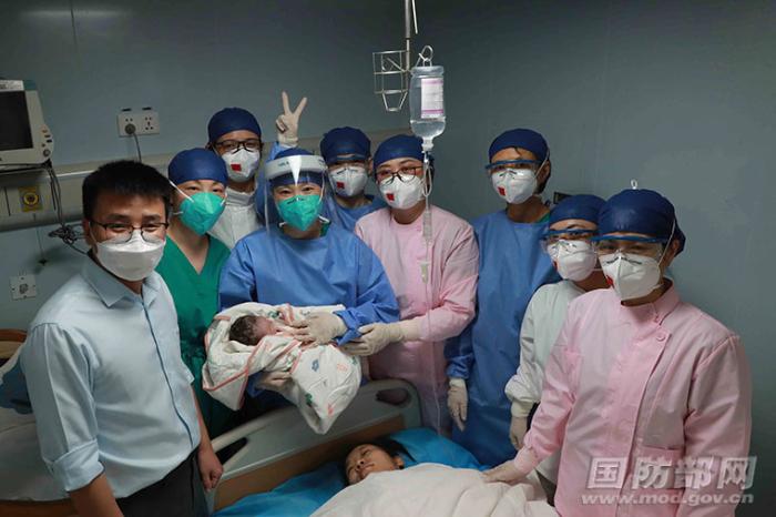 寶寶一家與醫(yī)生合影。蒲海洋 攝