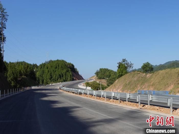 圖為黔江區(qū)過境高速公路的路面?！≈需F建重慶投資集團(tuán)有限公司供圖