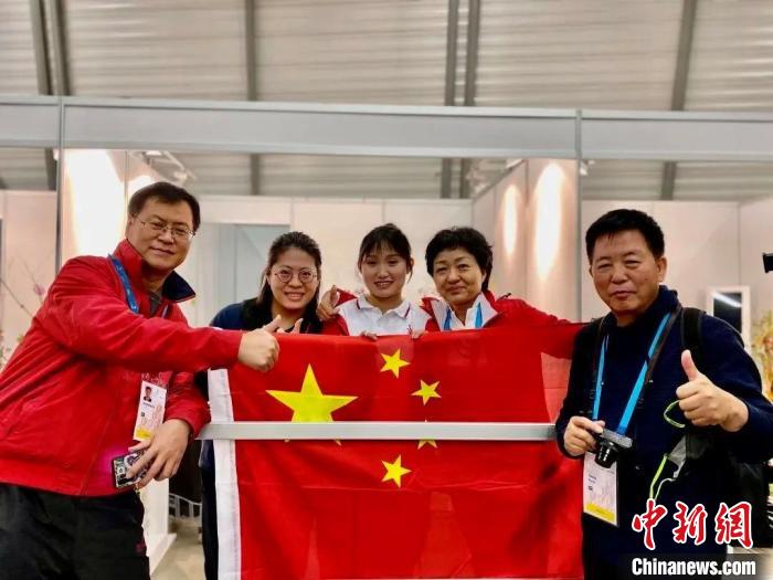 上海市農(nóng)林職業(yè)技術(shù)學院教師楊靈芝獲得花藝項目優(yōu)勝獎?！∩虾Ｊ腥松缇止﹫D