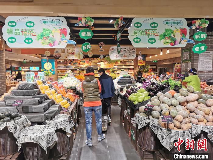 解除流動性管理后的第一天，鄭州市民在超市采購?！№n章云 攝