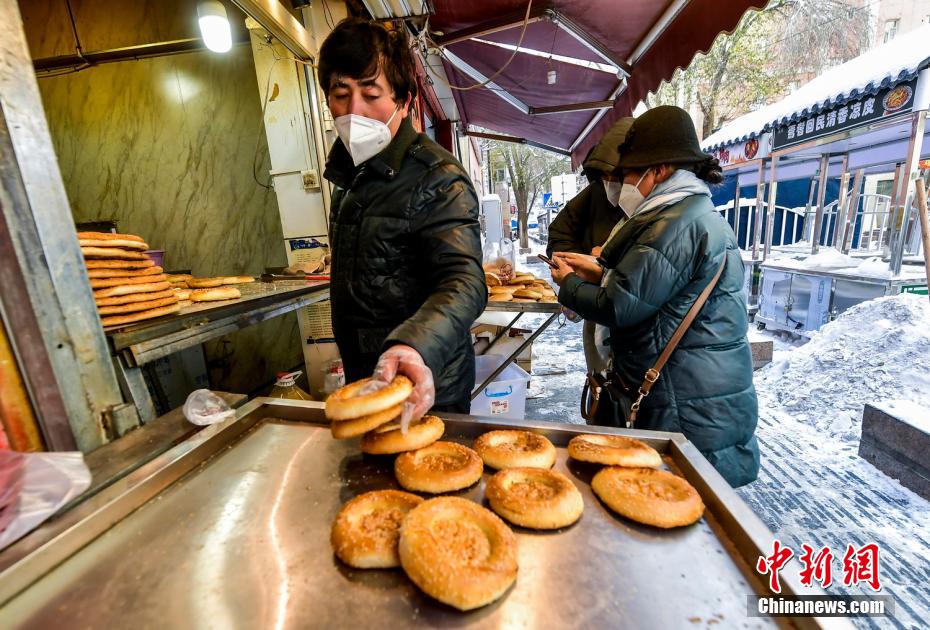 烏魯木齊市文化路，已開門營業(yè)的馕店吸引過往市民前來購買。 劉新 攝