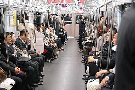  　　現(xiàn)時(shí)有43.7%的日人感到生活愈來愈緊張，較今年3月高5.6個(gè)百分點(diǎn)。