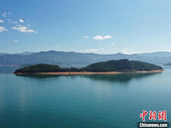 郴州東江湖率先對(duì)客船加裝污水儲(chǔ)存系統(tǒng)，保護(hù)碧水清波?！∮碇久?攝