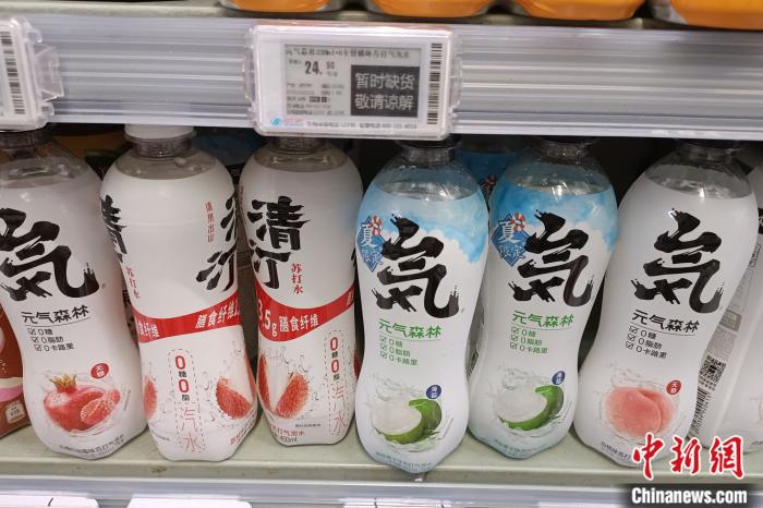 商超貨架上的元氣森林。 左雨晴 攝