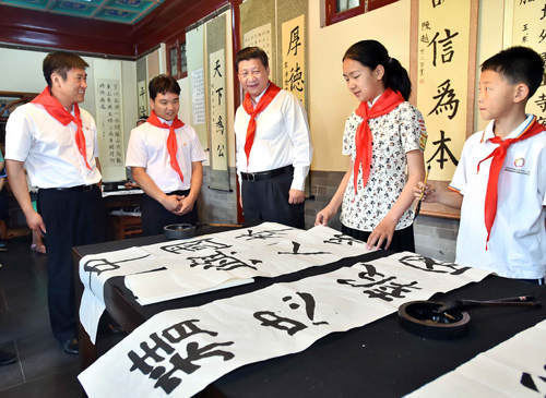 2014年5月30日上午，中共中央總書記、國家主席、中央軍委主席習(xí)近平來到北京市海淀區(qū)民族小學(xué)，參加慶?！傲弧眹H兒童節(jié)活動(dòng)。這是習(xí)近平觀看學(xué)生書寫的毛筆字。新華社記者 李濤 攝
