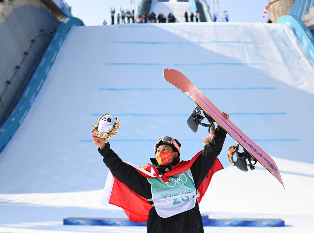 2022年2月15日，中國選手蘇翊鳴在單板滑雪男子大跳臺(tái)決賽奪冠后慶祝。新華社記者黃宗治攝
