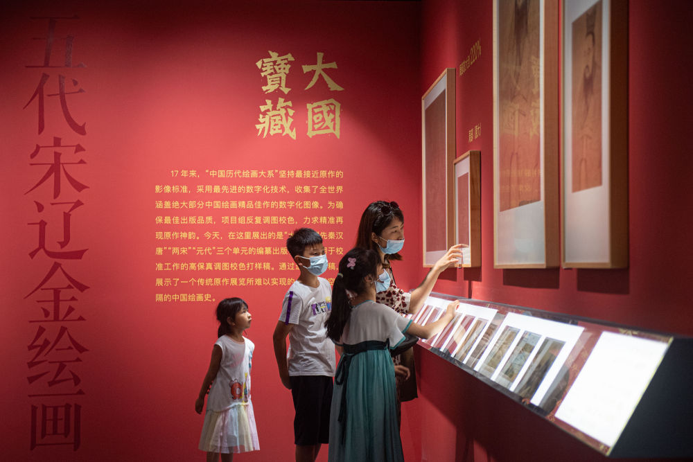 參觀者在浙江省嘉興市文化藝術中心觀看盛世修典“中國歷代繪畫大系”嘉興特展(2022年6月30日攝)。新華社記者 江漢 攝