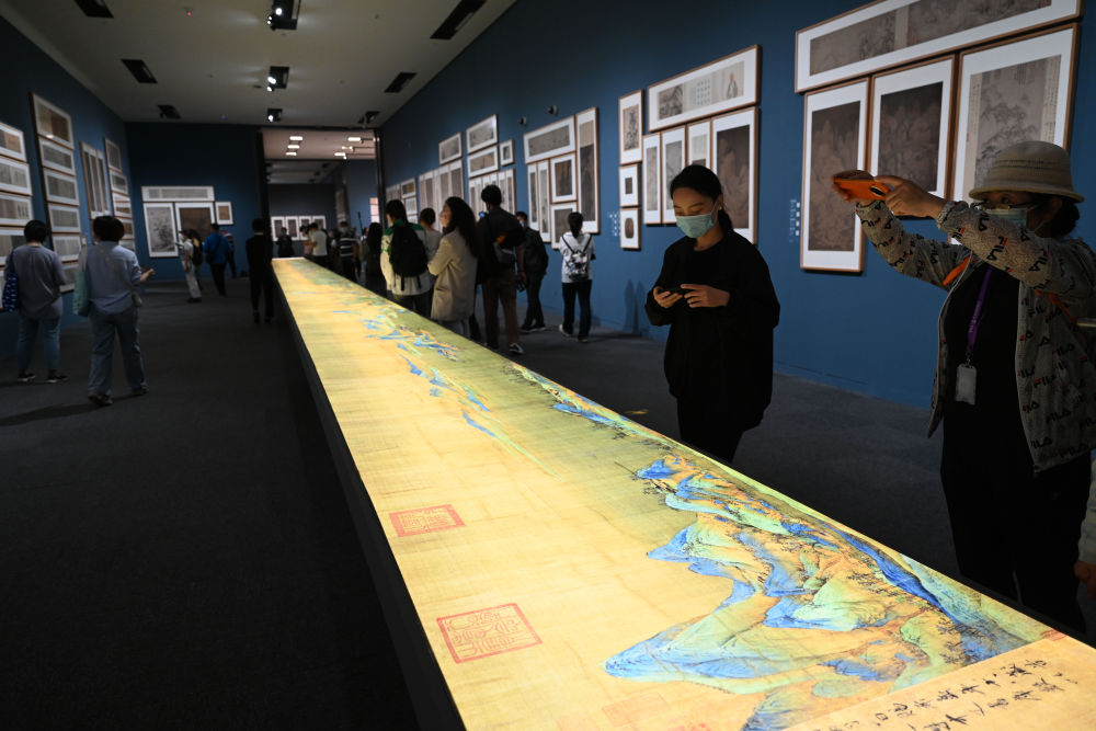 參觀者在中國國家博物館的“盛世修典——‘中國歷代繪畫大系’成果展”上觀看放大兩倍的《千里江山圖》燈光特效圖(2022年9月29日攝)。新華社記者 金良快 攝