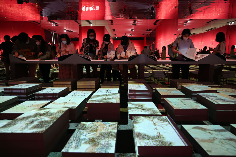 參觀者在中國國家博物館觀看“盛世修典——‘中國歷代繪畫大系’成果展”(2022年9月29日攝)。新華社記者 金良快 攝