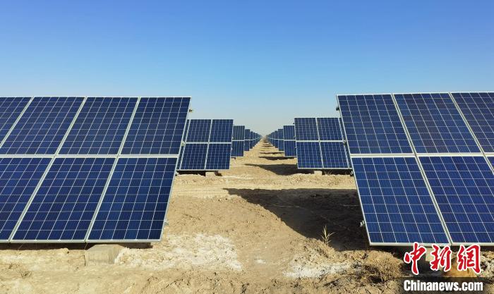 2023年1月17日，溫暖的陽光下，哈密荒漠地帶的光伏發(fā)電企業(yè)正在發(fā)電?！O永杰 攝