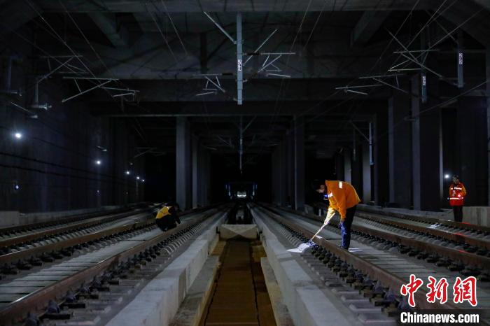 中國鐵路南寧局集團(tuán)有限公司南寧工務(wù)段高鐵線路設(shè)備檢查作業(yè)現(xiàn)場。　韋剛 攝