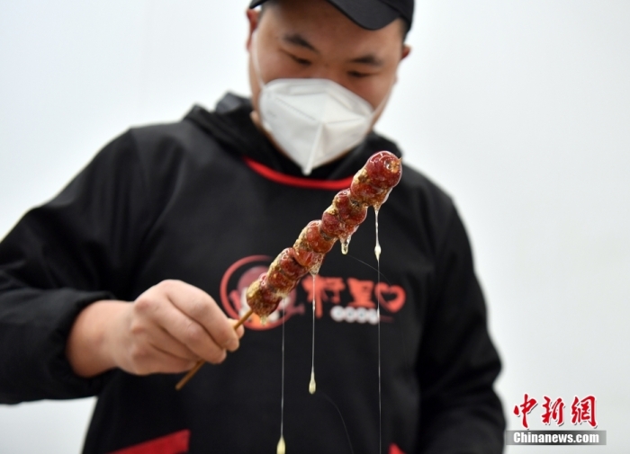 雄安新區(qū)大樹(shù)劉莊村辛愛(ài)青家中的冰糖葫蘆加工廠，工人正在制作冰糖葫蘆。作為遠(yuǎn)近聞名的“冰糖葫蘆村”，大樹(shù)劉莊村制作冰糖葫蘆的歷史已有100多年，全村三分之二的村民都會(huì)這門手藝，吸引不少游客慕名而來(lái)。 中新社記者 韓冰 攝