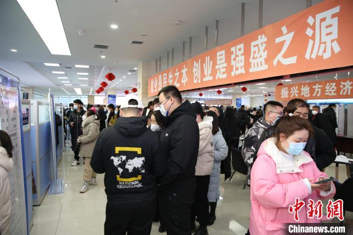 圖為招聘會現場?！∵|寧省人社廳供圖