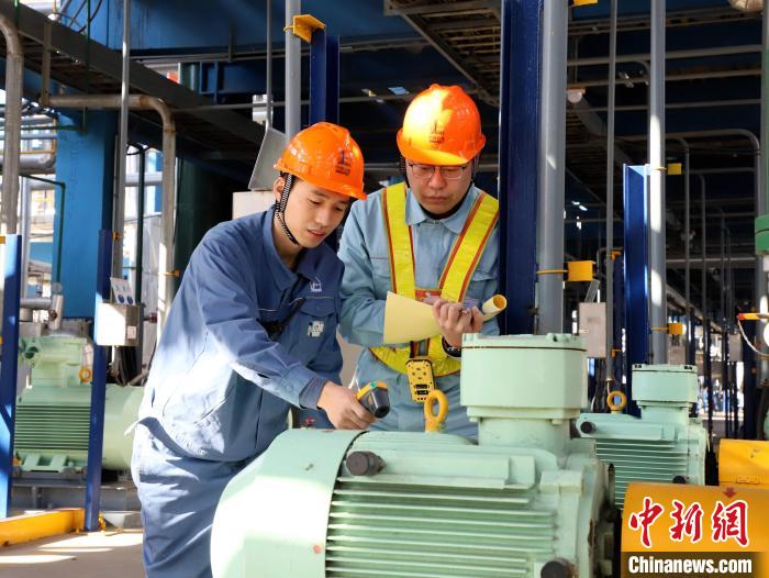 圖為齊魯石化員工巡檢監(jiān)測運(yùn)轉(zhuǎn)電機(jī)溫度，確保設(shè)備安穩(wěn)運(yùn)行?！⒎挤?攝
