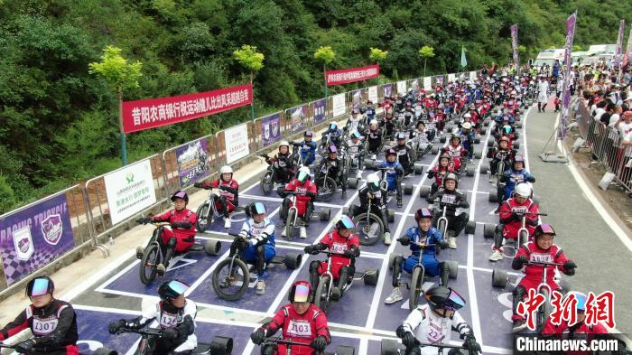 圖為競(jìng)速三輪車賽現(xiàn)場(chǎng)(資料圖)?！∥絷?yáng)縣融媒體中心供圖
