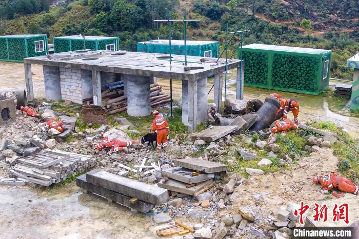 搜救犬、無人機(jī)配合救援行動(dòng)。　蔡淵藝 攝