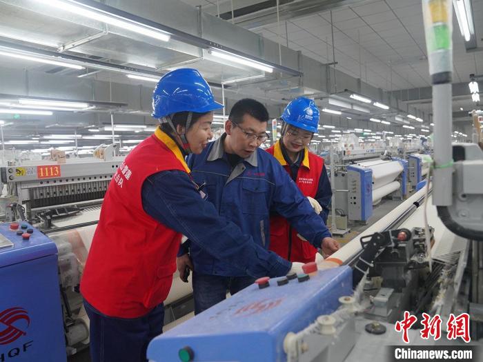 新疆伊犁伊河供電公司黨員服務(wù)隊(duì)員走訪企業(yè)，保障企業(yè)24小時(shí)生產(chǎn)線安全運(yùn)轉(zhuǎn)?！“子?攝